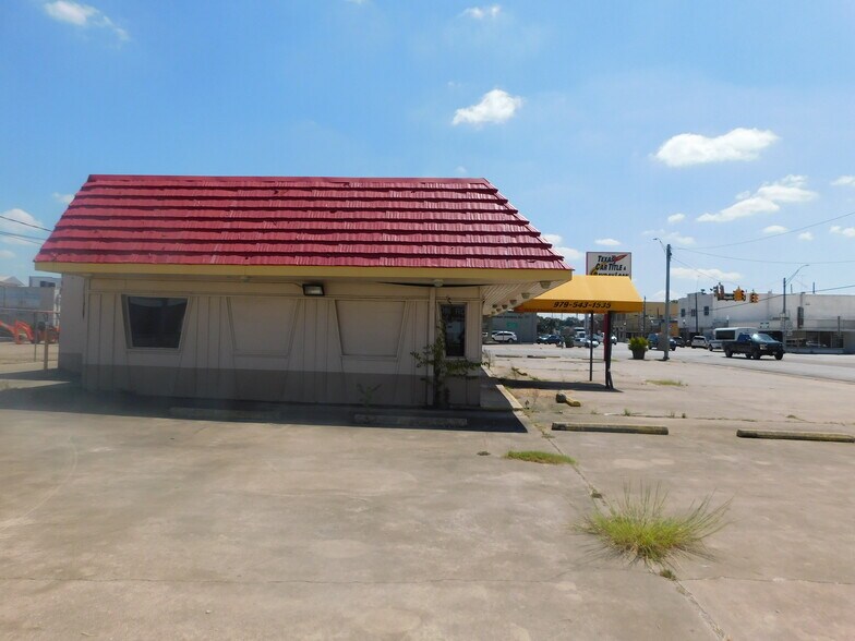 202 N Mechanic St, El Campo, TX à louer - Photo du bâtiment - Image 3 de 4