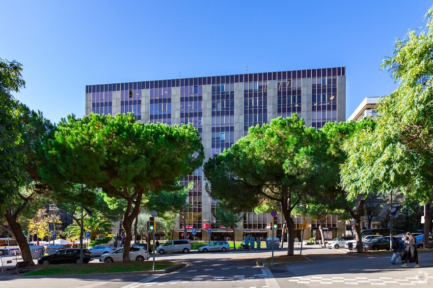 Office in Barcelona, Barcelona for lease - Building Photo - Image 3 of 6