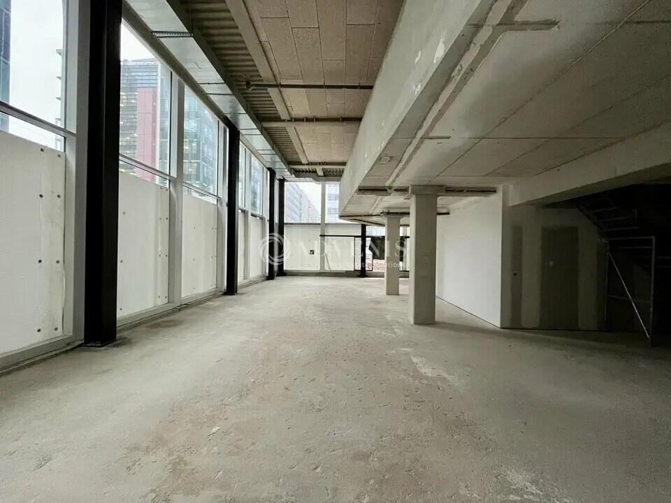 Retail in Nanterre for lease Building Photo- Image 1 of 13