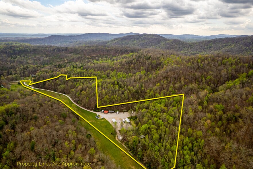 1534 Cove Ln, Oliver Springs, TN à vendre - Photo du bâtiment - Image 3 de 10