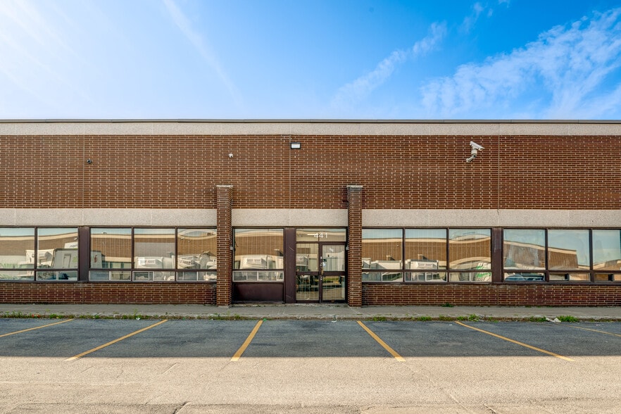 295-455 Deslauriers Rue, Saint-Laurent, QC à louer - Photo du bâtiment - Image 2 de 19