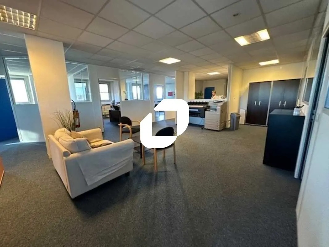 Flex in Marly-le-Roi for lease Interior Photo- Image 1 of 14