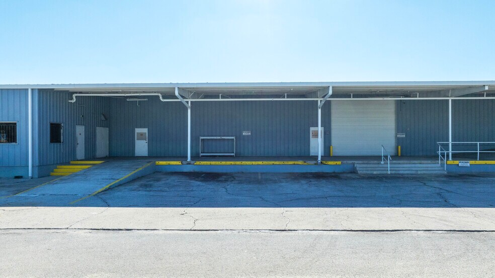 2210 Commerce Point Dr, Lakeland, FL for lease - Building Photo - Image 3 of 9