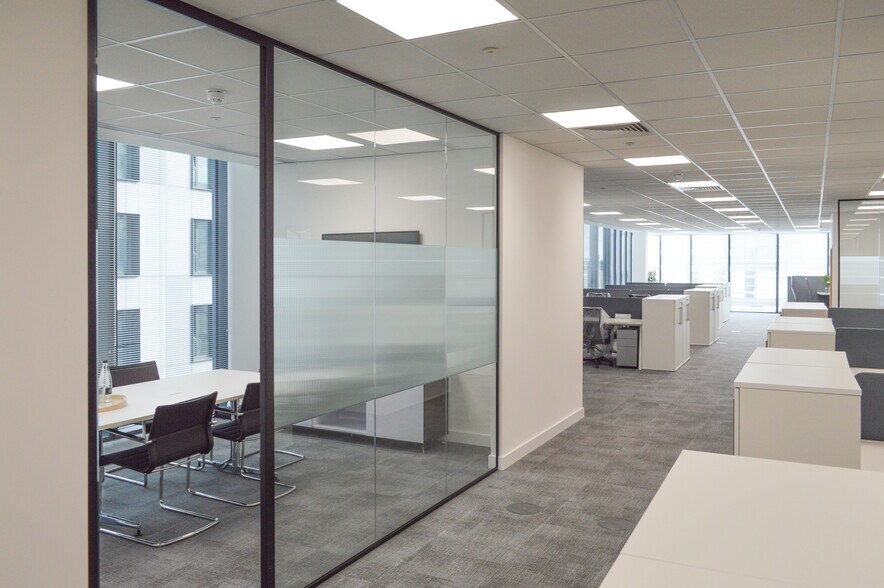 321 Avebury Blvd, Milton Keynes à louer - Photo du bâtiment - Image 2 de 18