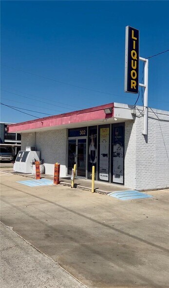 302 Sam Houston Dr, Victoria, TX à vendre - Photo du bâtiment - Image 2 de 6