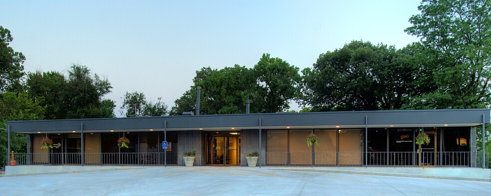 2120 S 56th St, Lincoln, NE à louer - Photo du bâtiment - Image 2 de 2