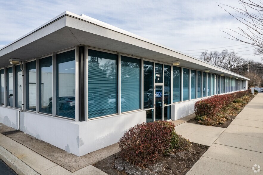 15-01 Pollitt Dr, Fair Lawn, NJ à louer - Photo du bâtiment - Image 1 de 43