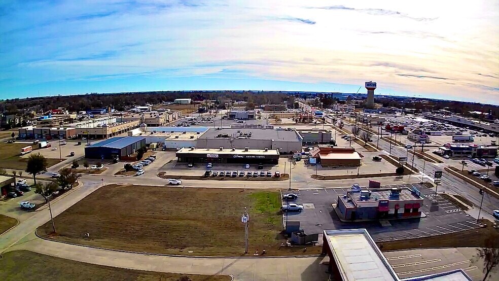 100 N Financial Ter, Mustang, OK à vendre - Photo du bâtiment - Image 2 de 6