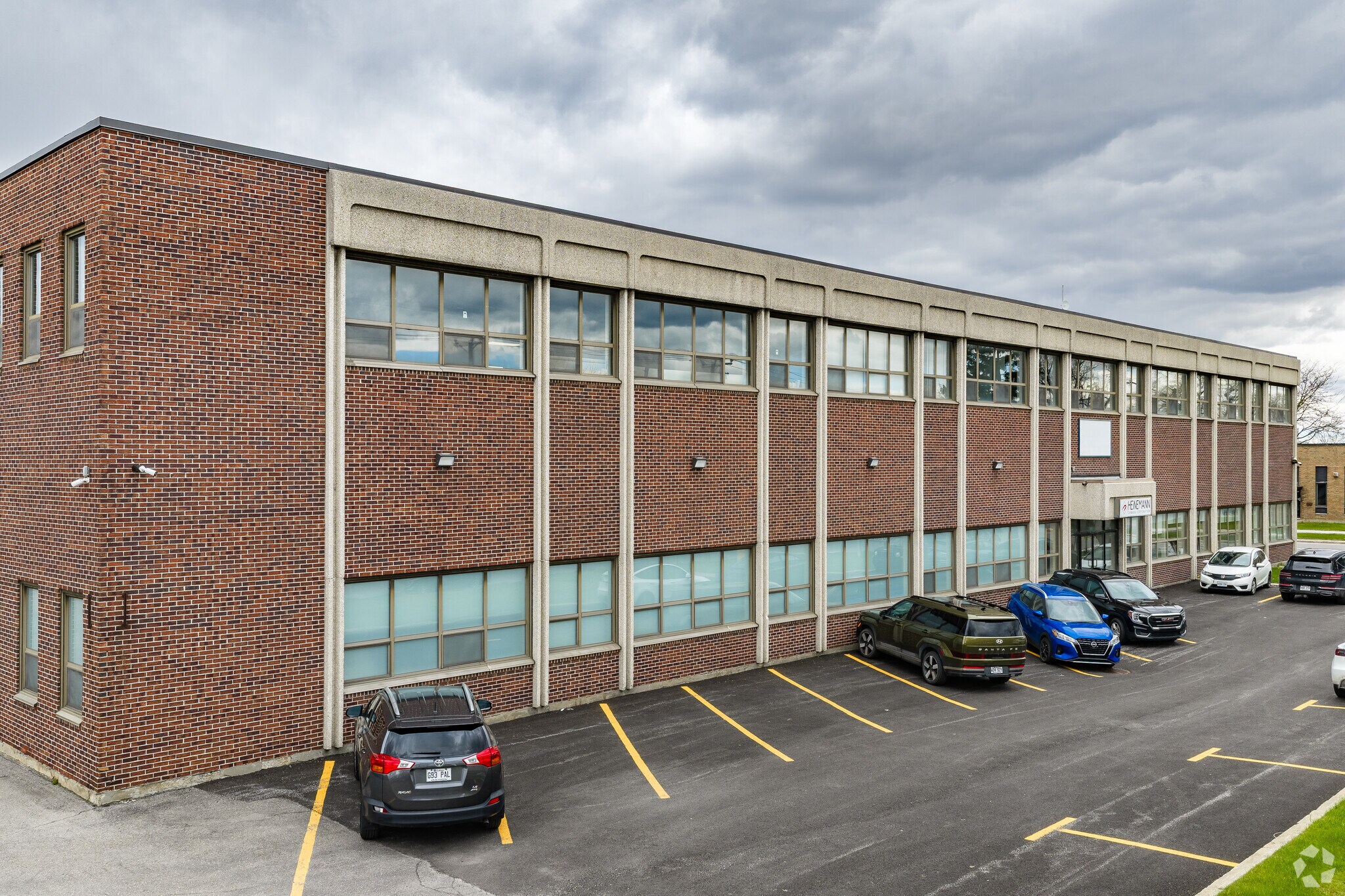 310-400 Boul Montpellier, Montréal, QC for lease Primary Photo- Image 1 of 6