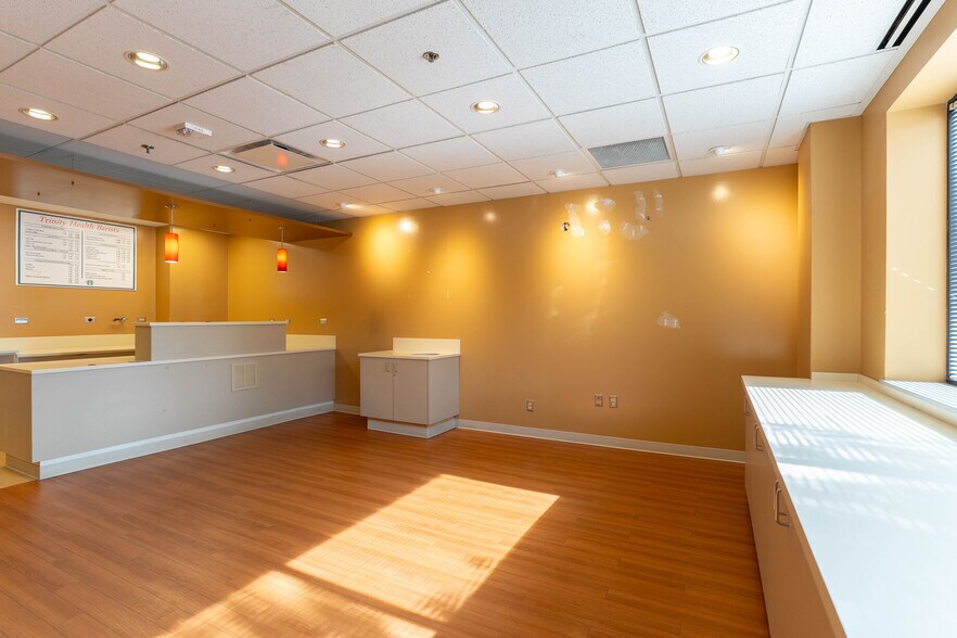 20255 Victor Pky, Livonia, MI à louer - Photo du bâtiment - Image 2 de 29