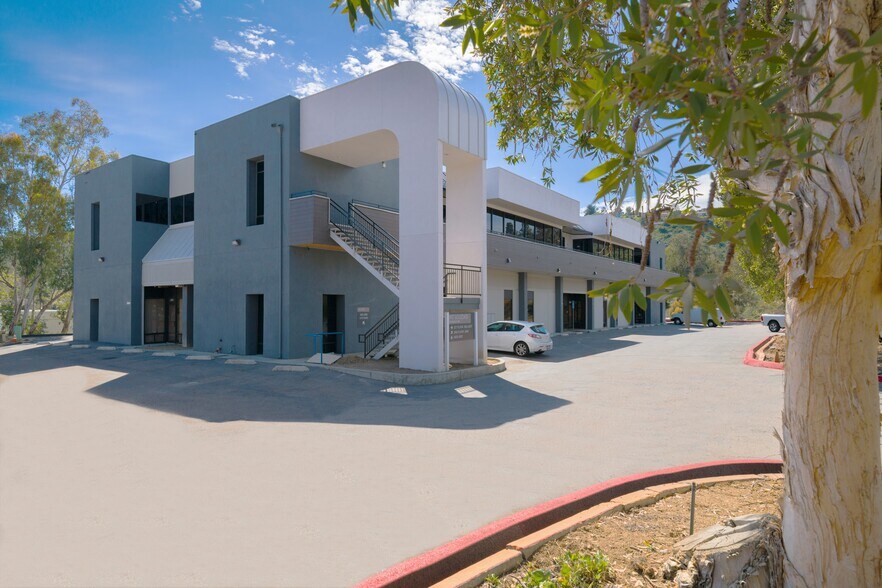 2621-2637 Ariane Dr, San Diego, CA à louer - Photo du bâtiment - Image 3 de 7