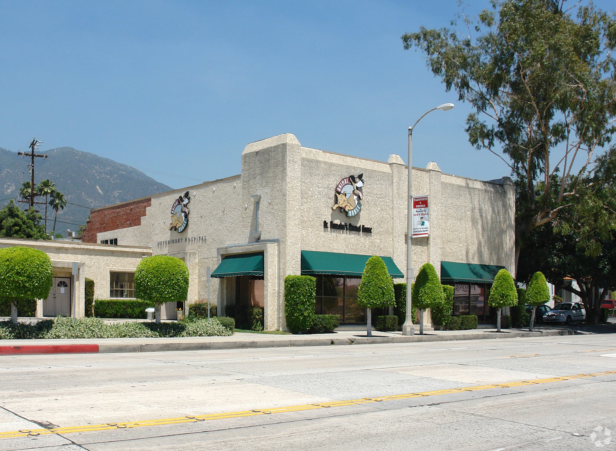 135 W Foothill Blvd, Monrovia, CA for lease Primary Photo- Image 1 of 10