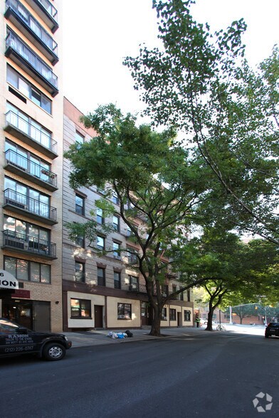 302 Mott St, New York, NY à louer - Photo du bâtiment - Image 3 de 5