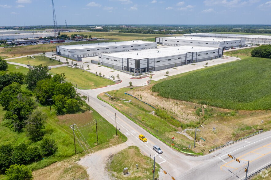 310 Wilmeth Rd, McKinney, TX à louer - Photo du bâtiment - Image 2 de 10