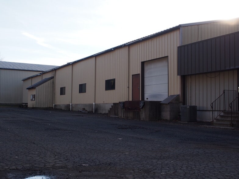 101 Fowler Rd, North Branford, CT à louer - Photo du bâtiment - Image 2 de 4