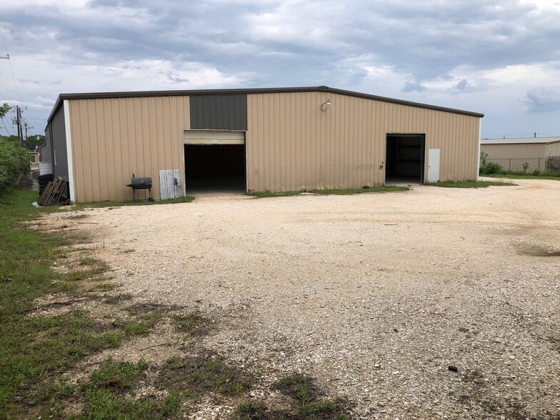 124 Industrial Dr, Boerne, TX for lease - Building Photo - Image 2 of 18