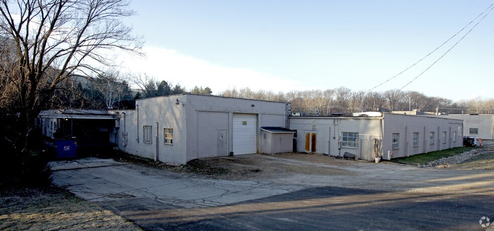 Watson Industrial Park portefeuille de 2 propriétés à vendre sur LoopNet.ca - Photo du bâtiment - Image 3 de 4