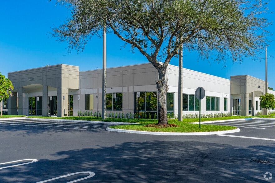 2001 NW 64th St, Fort Lauderdale, FL à louer - Photo principale - Image 1 de 6