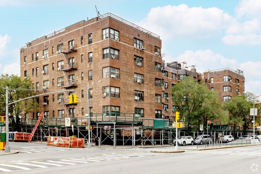 98120 Queens Blvd, Rego Park, NY for sale - Primary Photo - Image 1 of 97