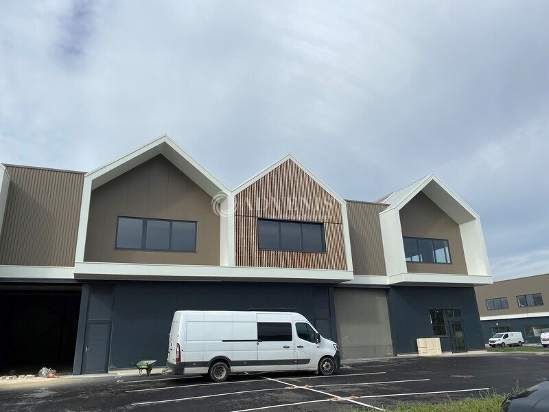 Flex in Aubergenville for lease Building Photo- Image 1 of 8