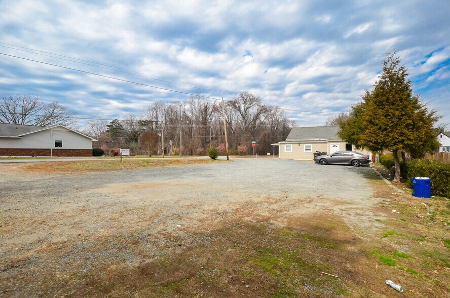 470 W Clemmonsville Rd, Winston-Salem, NC for sale - Building Photo - Image 2 of 5