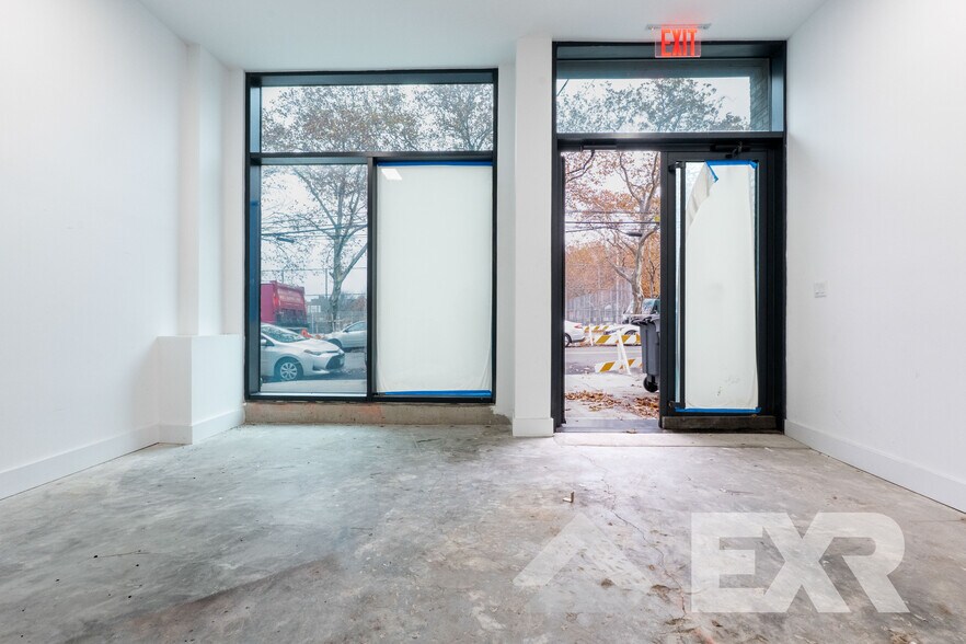 2710 37th Ave, Long Island City, NY à louer - Photo du bâtiment - Image 3 de 11