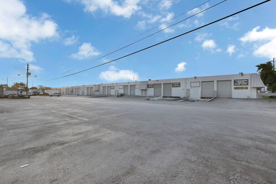 5501-5595 NW 72nd Ave, Miami, FL à louer - Photo du bâtiment - Image 3 de 5