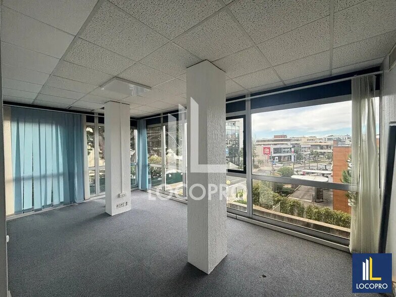 Office in Saint-Laurent-du-Var for lease - Interior Photo - Image 3 of 7