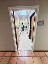8874-8896 SW 24th St, Miami, FL à louer Photo intérieure- Image 1 de 9