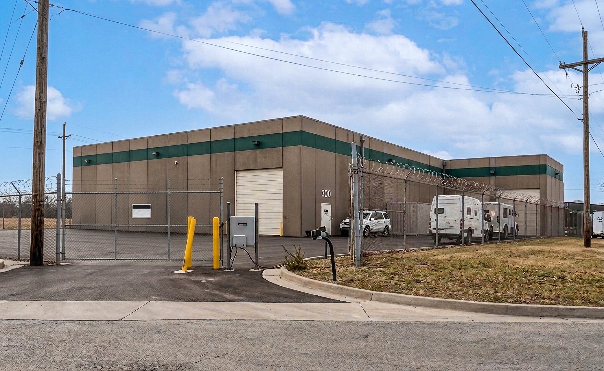 300 NW Parkway, Riverside, MO for lease Primary Photo- Image 1 of 5