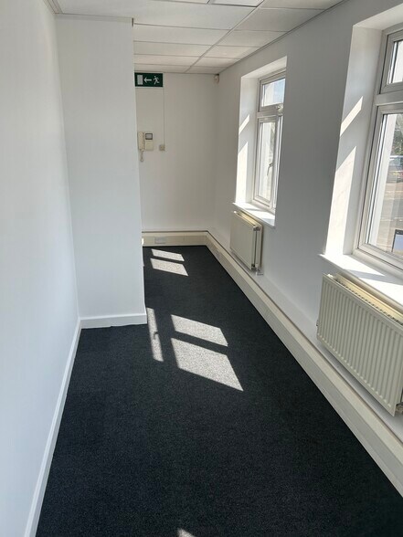 Dedworth Rd, Windsor for lease - Building Photo - Image 3 of 12