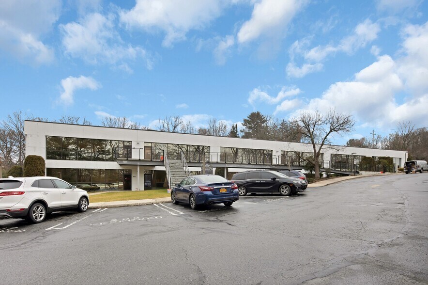 1 Executive Blvd, Suffern, NY à vendre - Photo du bâtiment - Image 2 de 22