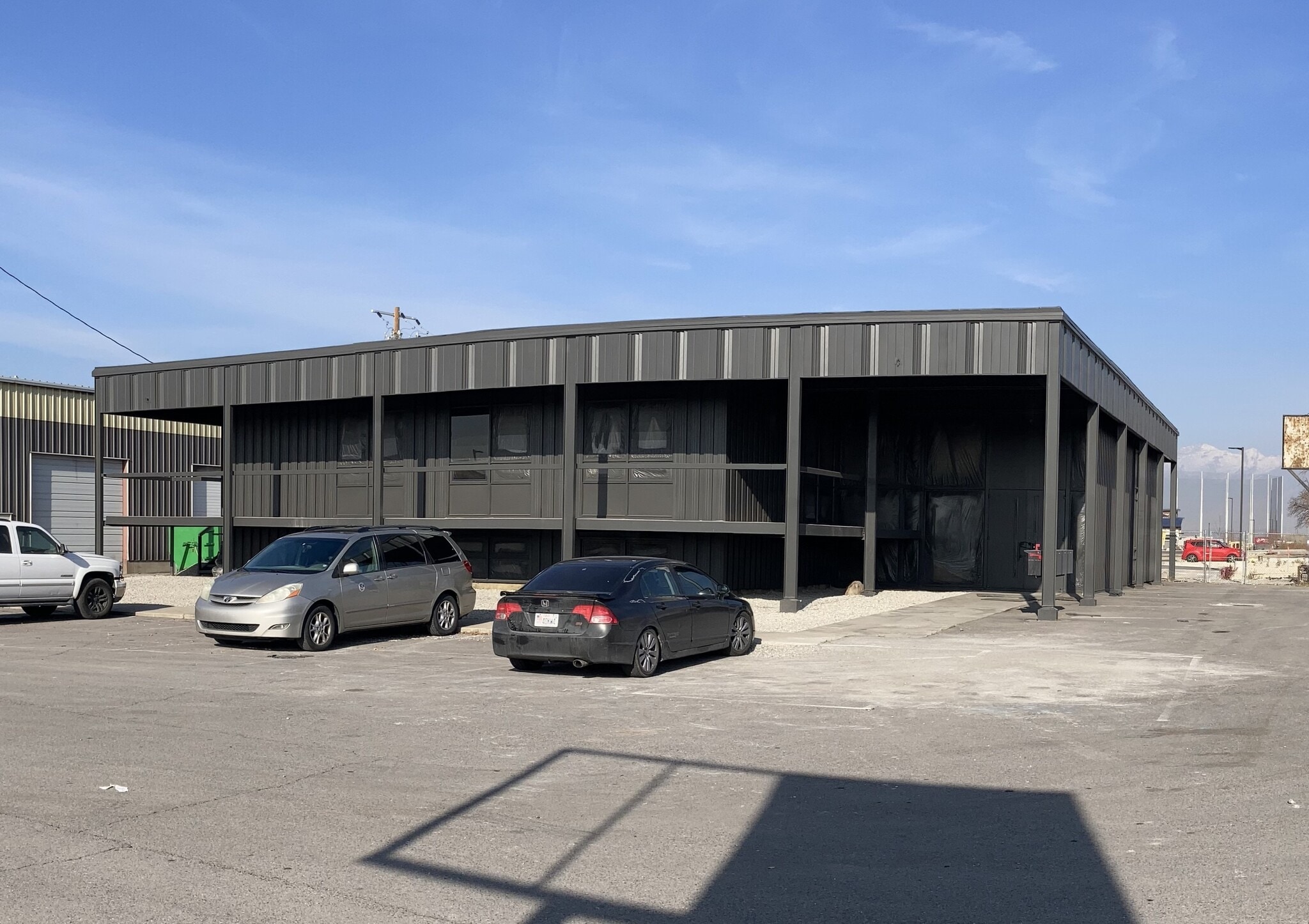 111-115 N Geneva Road Office Warehouse portfolio of 2 properties for sale on LoopNet.ca Primary Photo- Image 1 of 3