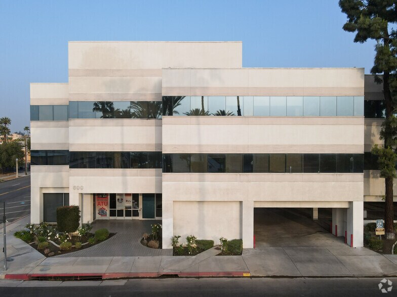 600 N Arrowhead Ave, San Bernardino, CA à louer - Photo du bâtiment - Image 2 de 21