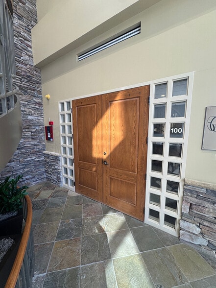 1005 S 107th Ave, Omaha, NE for lease - Building Photo - Image 3 of 11