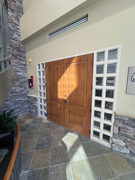 1005 S 107th Ave, Omaha, NE à louer - Photo du bâtiment - Image 3 de 11