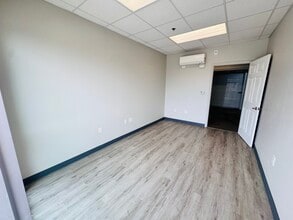 8401 Crestway Dr, Converse, TX for lease Interior Photo- Image 2 of 7