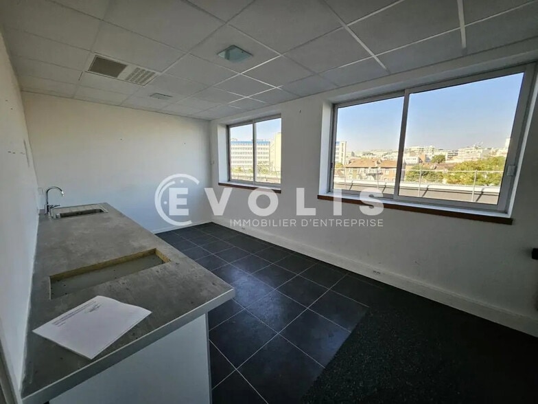 Office in Arcueil for lease - Building Photo - Image 2 of 35