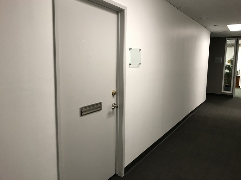 512 E Wilson Ave, Glendale, CA à louer - Photo du bâtiment - Image 3 de 35