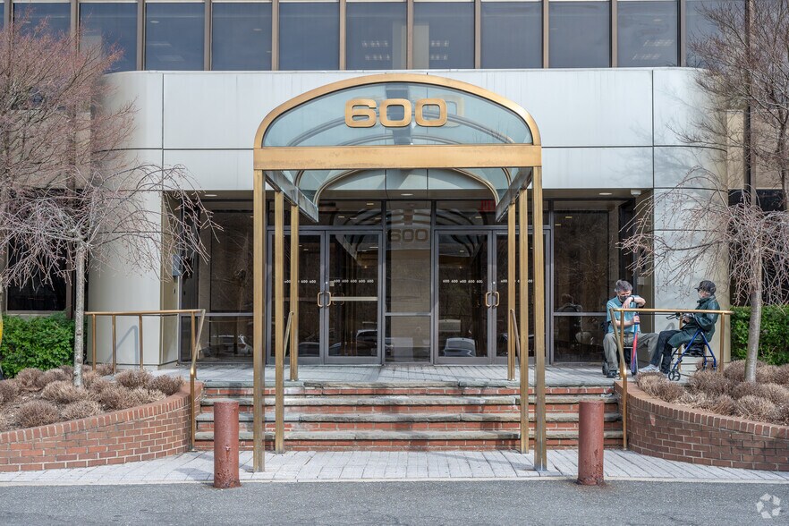 550 Mamaroneck Ave, Harrison, NY à louer - Photo du bâtiment - Image 3 de 12