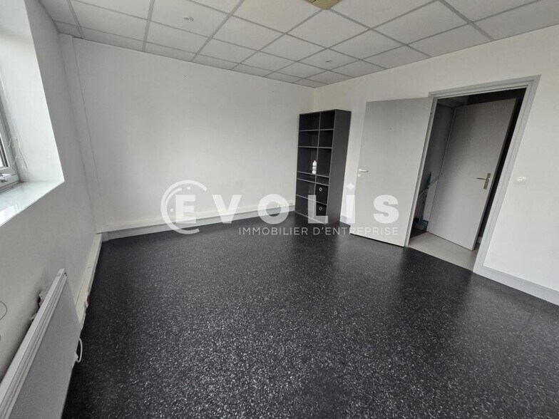 Office in Nozay for lease - Interior Photo - Image 3 of 8