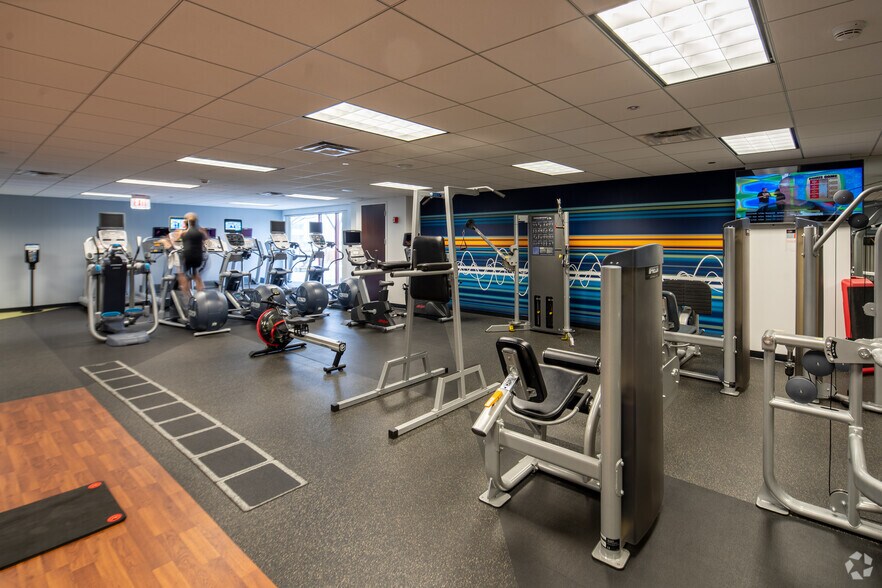 8755 W Higgins Rd, Chicago, IL for lease - Interior Photo - Image 2 of 27