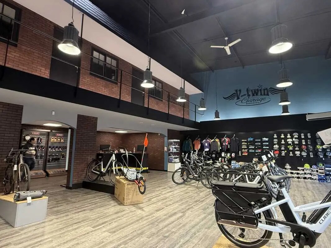 Retail in Bordeaux for lease Interior Photo- Image 1 of 2