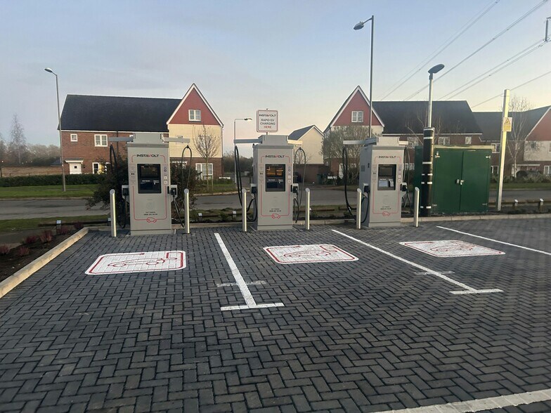 100 Sir Henry Lee Crescent, Aylesbury à vendre - Photo du bâtiment - Image 3 de 15