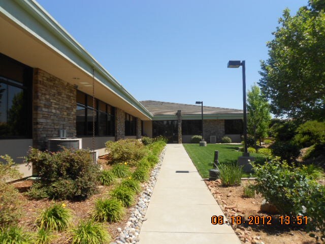 1020 Suncast Ln, El Dorado Hills, CA à louer - Photo du bâtiment - Image 2 de 15