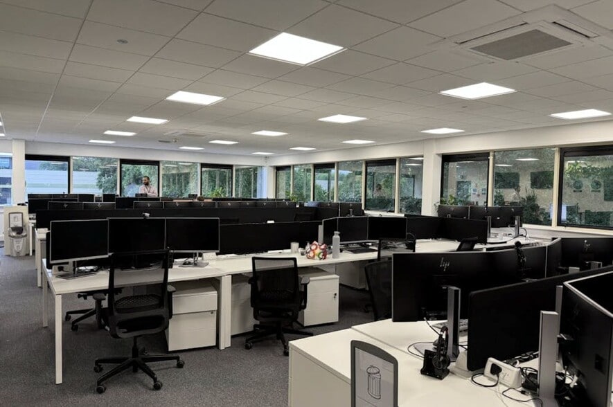 Woodshots Meadow, Watford for lease - Interior Photo - Image 3 of 4