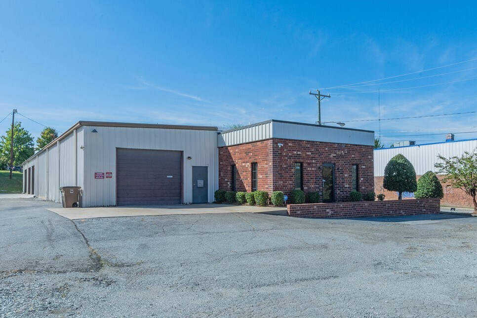 600 Tipton Pl, Greensboro, NC for lease Building Photo- Image 1 of 5