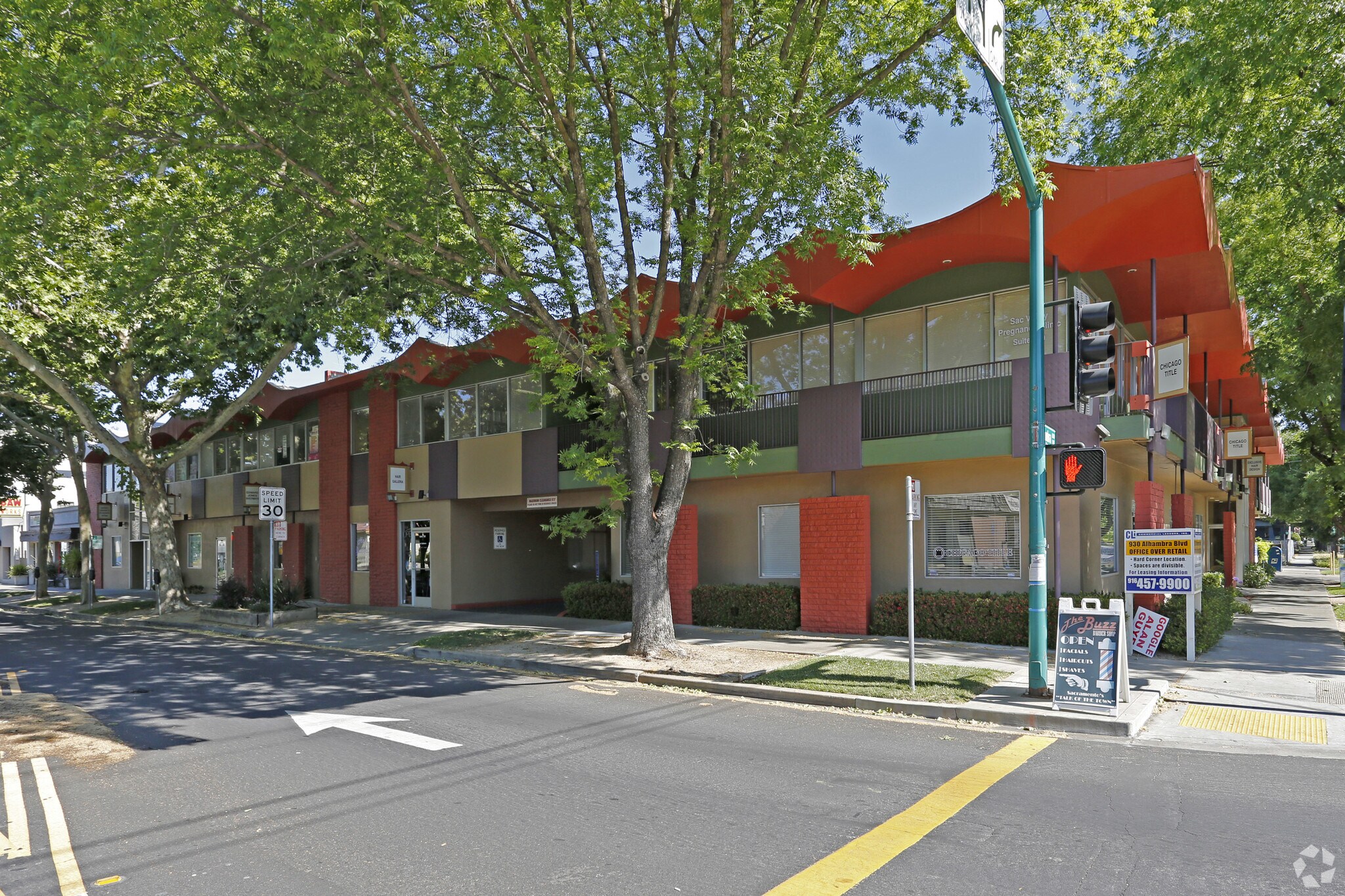 930 Alhambra Blvd, Sacramento, CA à louer Photo principale- Image 1 de 43