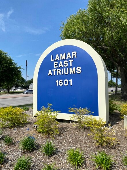 1601 E Lamar Blvd, Arlington, TX à louer - Photo de l’enseigne - Image 2 de 12