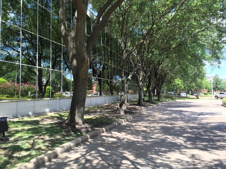 9703 Richmond Ave, Houston, TX à louer - Photo du bâtiment - Image 2 de 6